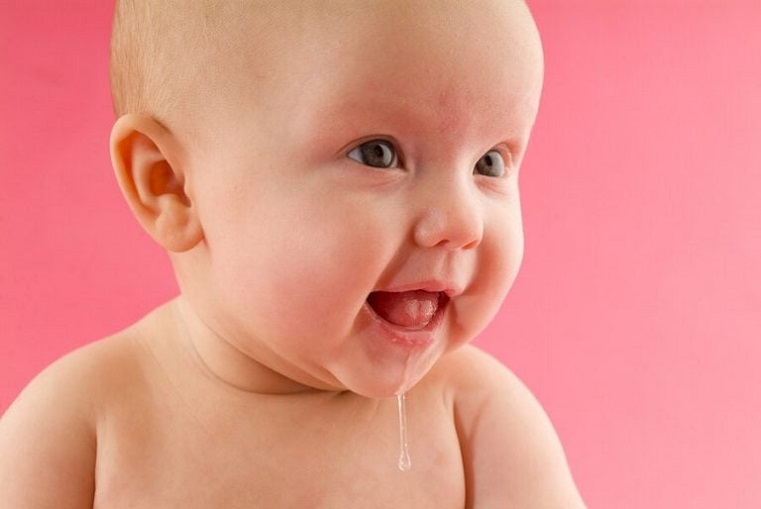 علت ریختن آب دهان نوزادان