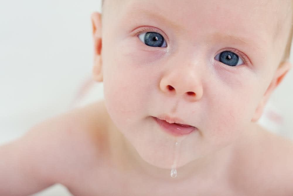علت ریختن آب دهان نوزادان